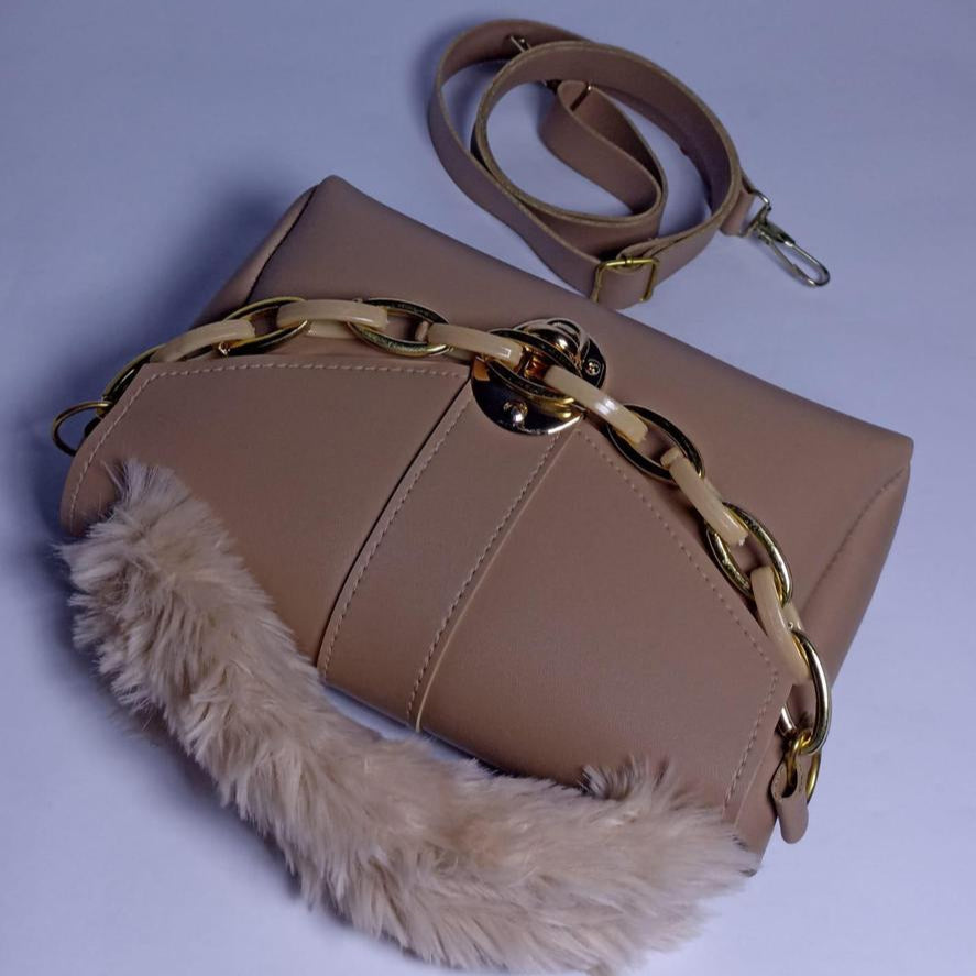Woman's chunky chain purse with fur